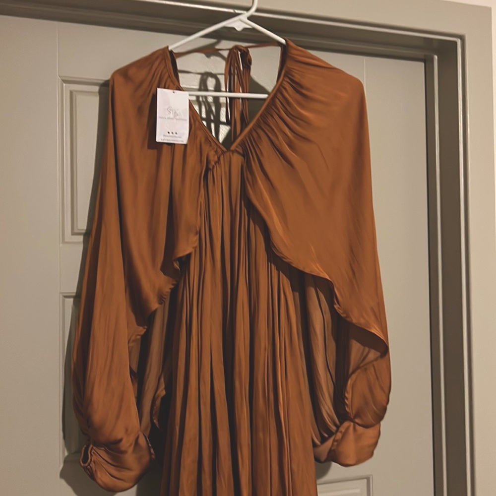 Loose fit off the shoulder brown capri mini dress.
